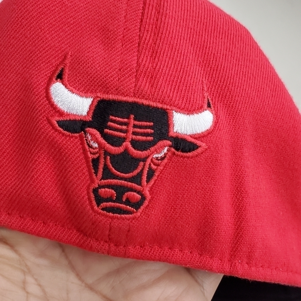 Chicago Bulls Red and Black Snapback Hat - Picture 3 of 10